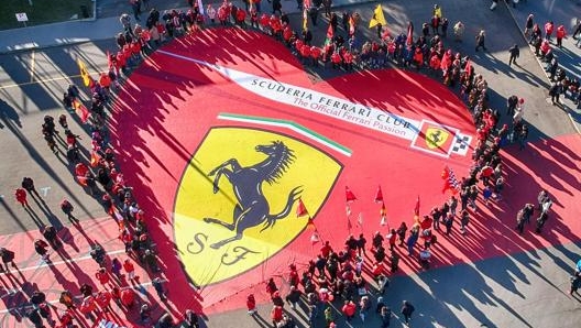 La passione dei tifosi per la Ferrari. Ansa