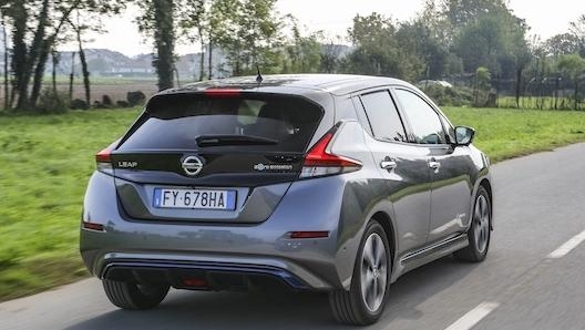 Fari “effetto” boomerang e carrozzeria bicolore per la Nissan Leaf in allestimento Tekna. Masperi