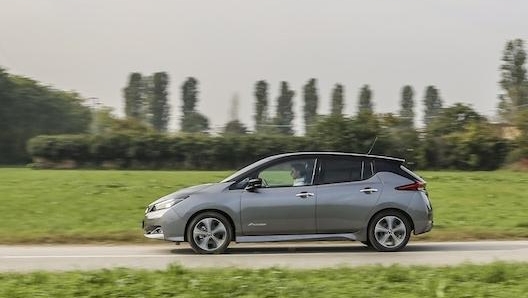 Il profilo bicolore e i cerchi da 17’’ della Nissan Leaf Tekna. Masperi