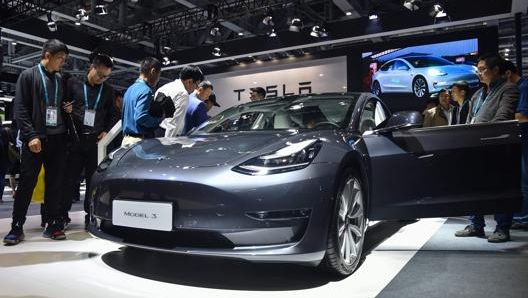 Una Tesla Model 3 esposta a Shanghai. Afp