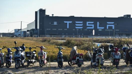 La fabbrica Tesla nei pressi di Shanghai. Afp