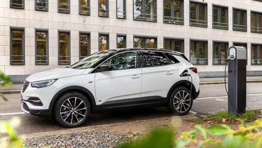 Un suv Opel Granland X ibrida plug in alla ricarica della colonnina