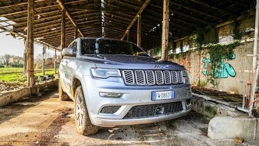 Il frontale della Grand Cherokee in allestimenti Summit. Masperi