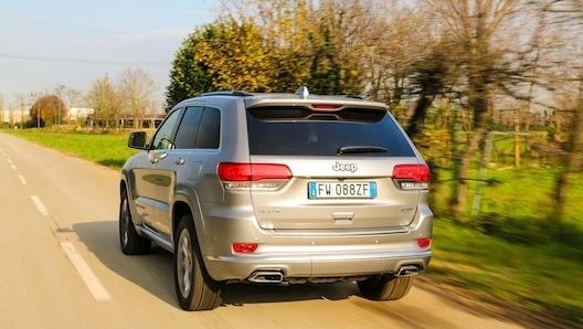 Doppio terminale di scarico e fari a Led posteriori sulla Grand Cherokee. Masperi