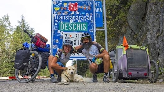 Leonardo Corradini e Veronica Rizzoli con Nala, una meticcia di tre anni durante il viaggio del 2019