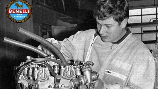 Il grande meccanico Giancarlo Cecchini allora ventenne al lavoro sui motori Benelli da corsa, oggi a 80 anni è ancora nel motomondiale come patron del team Snipers in Moto 3 che fa correre Tony Arbolino