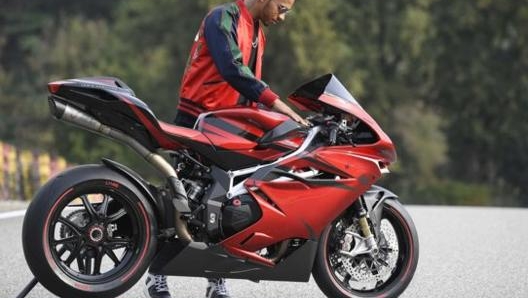 Lewis Hamilton anche lui appassionato di moto a fianco alla MVAgusta F4 1000