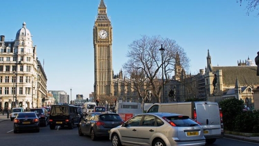 Traffico a Londra davanti a Westminster