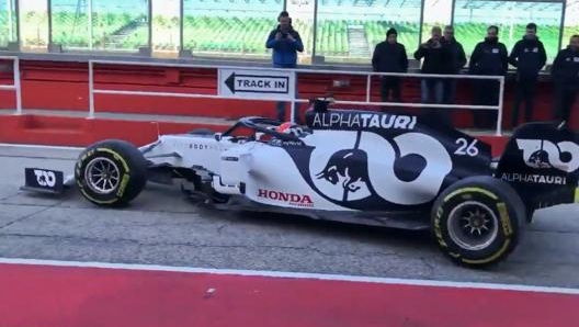 Danil Kvyat mentre esce dai box per il filming day dell’Alpha Tauri a Misano