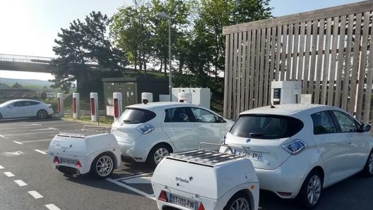 EP Tender produce due rimorchi per aumentare l’autonomia delle auto elettriche: uno a batteria e uno a motore e generatore