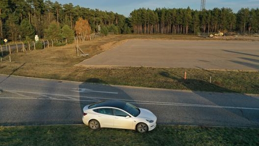 Una Tesla Model 3 nei pressi della zona dove sorgerà la Gigafactory Tesla. Getty