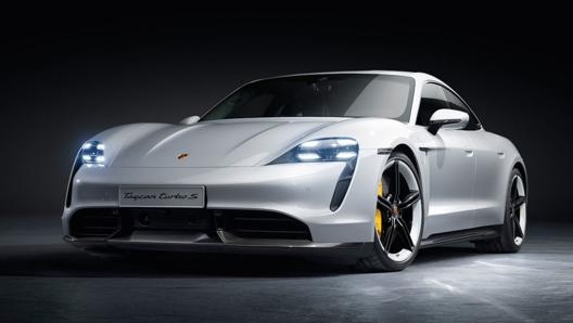 L’auto elettrica sportiva Porsche Taycan Turbo S, recentemente acquistata da Bill Gates