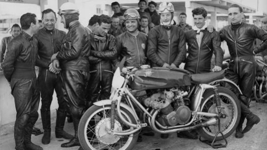 Lo squadrone MV Agusta nei primi anni 50 in posa accanto alla 500 4 cilindri