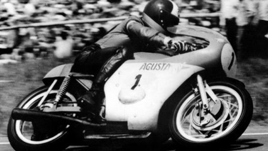 Giacomo Agostini al GP del Belgio sul circuito di Spa, luglio 1971