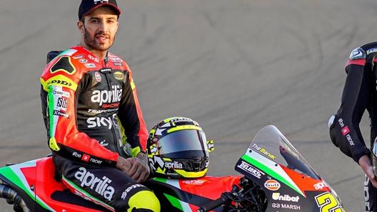 Andrea Iannone posa sulla nuova Aprilia RS-GP