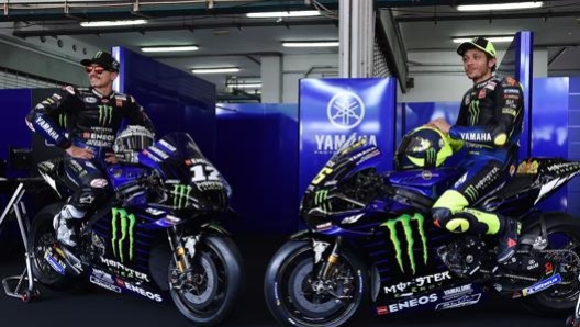 Maverick Viñales e Valentino Rossi sulla Yamaha 2020. Afp