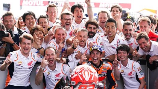 Marc Marquez e la sua squadra in trionfo