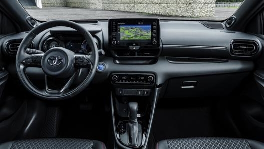 Gli interni di Nuova Toyota Yaris, con ben tre fonti di informazioni coordinate