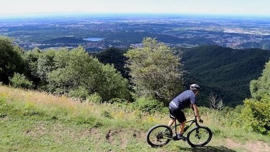 Vista sulla Brianza dai sentieri del Triangolo Lariano che affacciano a sud. Masperi