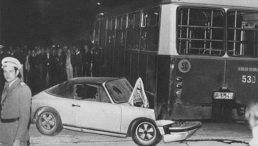 La corsa della Porsche bianca terminò in piazza Slavija, contro un tram che la polizia aveva sistemato appositamente per bloccare la strada al “Fantasma”.