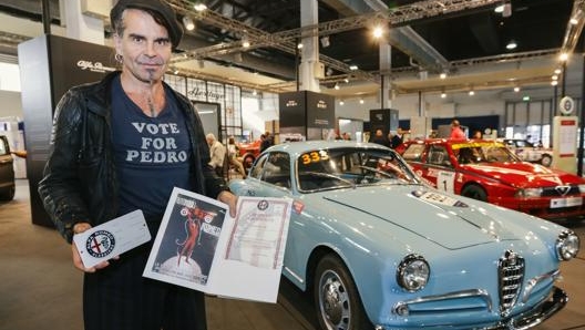 Piero Pelù accanto alla sua Giulietta Sprint certificata Fca Heritage al salone di Padova 2018