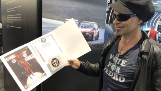 Il leader storico dei Litfiba mostra il certificato sul restauro della Giulietta