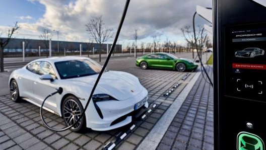 Una Porsche Taycan collegata ad una stazione di ricarica