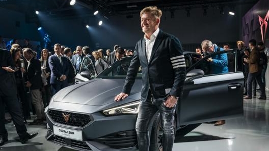 Wayne Griffiths, amministratore delegato della Cupra, accanto alla nuova Leon e-Hybrid