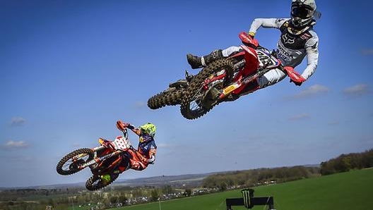 Tony Cairoli, a sinistra, e Tim Gajser in volo