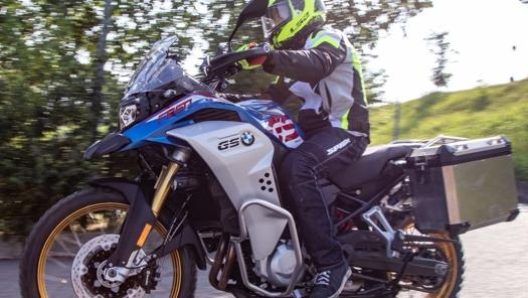 La nuova moto Bmw F 850 GS in azione