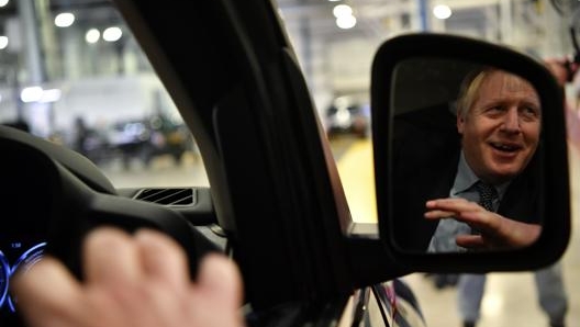 Boris Johnson a bordo di u taxi elettrico londinese. Getty