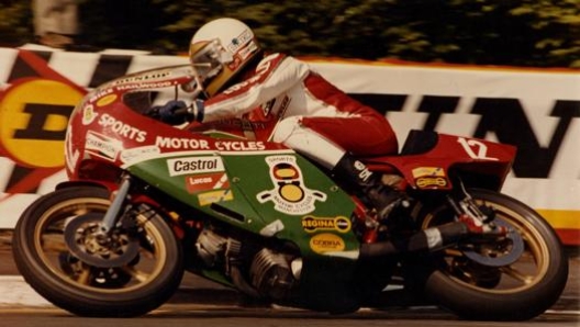 Mike Hailwood sulla Ducati 900 SS durante la celebre edizione del Tourist Trophy 1978