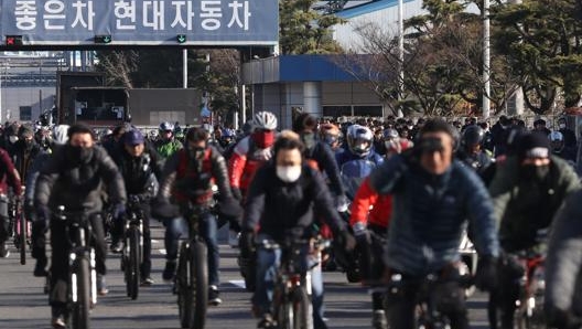 Lavoratori all’uscita dello stabilimento Hyundai di Ulsan in Corea del Sud. Afp