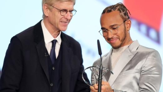 L’ex allenatore dell’Arsenal Arsene Wenger consegna il Laureus Sportivo dell’anno a Lewis Hamilton, 34 anni, 6 volte iridato F.1. Getty