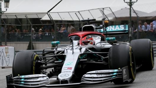 La Mercedes di Lewis Hamilton al GP di Monaco 2019, con la protezione Halo dipinta di rosso per ricordare Niki Lauda, scomparso  il 20 maggio, sei giorni prima della gara. GETTY