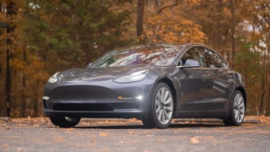 Tesla ha disattivato lAutopilot da una Model S usata, chiedendo al nuovo proprietario di pagarlo