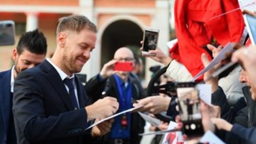 Sebastian Vettel firma autografi a Reggio Emilia