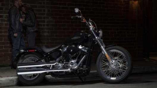 Vivid Black, ossia nero lucido, è l’unico colore disponibile per la Softail Standard