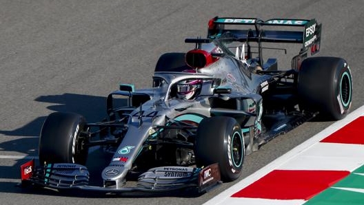 Lewis Hamilton in azione a Montmeló. Ap