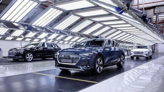 Difficoltà nella fornitura di batterie hanno rallentato la produzione del Suv elettrico Audi e-tron