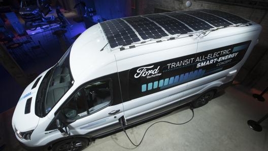 Un Ford Transit elettrico equipaggiato con pannelli solari. Ap