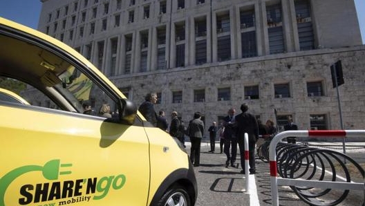 Un’auto elettrica della flotta di Sharengo. ANSA