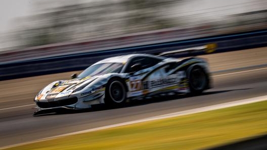 La Ferrari 488 GT3 Evo 2020 di Marcos Gomes, Tim Slade e Liam Talbot (HubAuto Corsa)