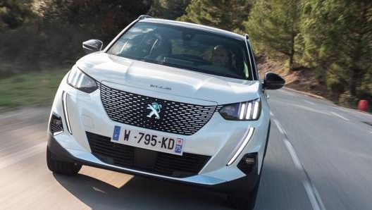 La nuova Peugeot e-2008 sulle strade della Catalogna