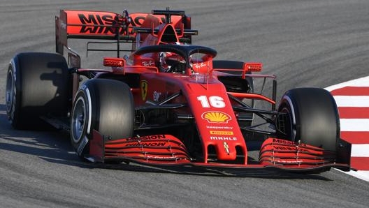 Charles Leclerc in azione a Montmeló con la SF1000