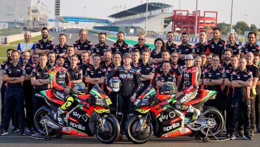 Il Team Aprilia al completo con la nuova moto