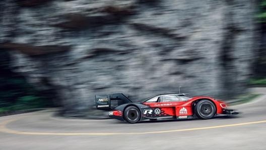 La Volkswagen ID.R guidata da Romain Dumas sulla montagna di Tianmen, in Cina