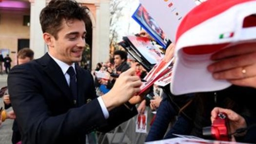 Charles Leclerc acclamato dai tifosi a Reggio Emilia