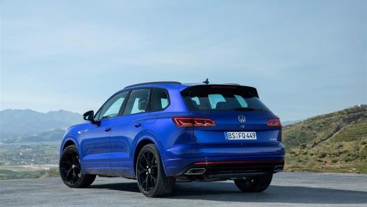 Il retro della Volkswagen Touareg R. Il Suv ad alte prestazioni verrà presentato a Ginevra