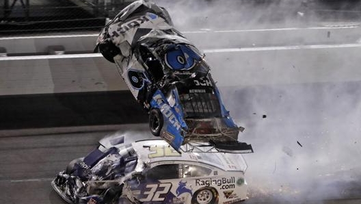 L’auto di Ryan Newman vola dopo essere stata colpita da quella di Corey LaJoie. Ap